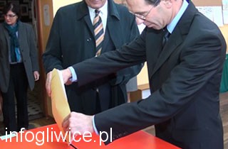 Prezydent Frankiewicz już głosował. Dwa razy z f glosowanie320