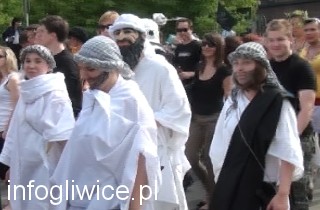 Rozgrzewka gliwickich studentów. Flash mob na pl. Krakowskim igry korowod320