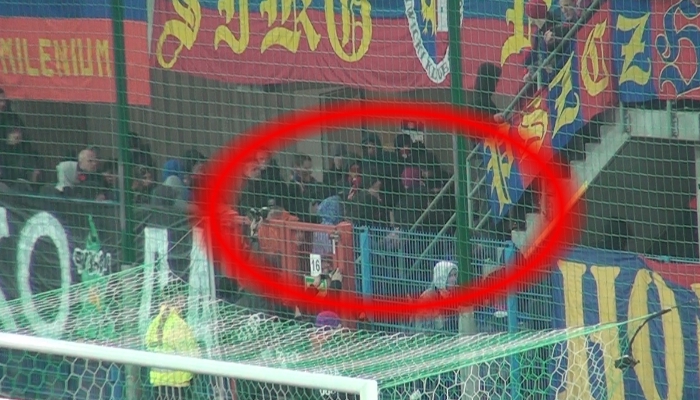 Ochroniarzowi puściły nerwy. Atakował stojących kibiców (TV)