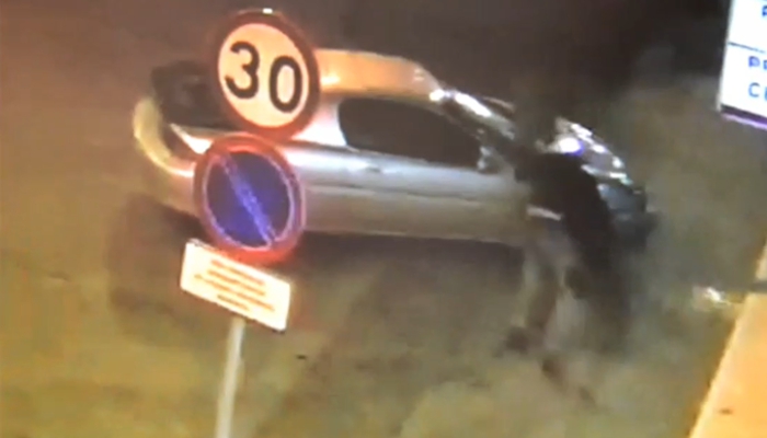 Złapał kosz na śmieci i wybił nim szybę w samochodzie. Nagrała go kamera