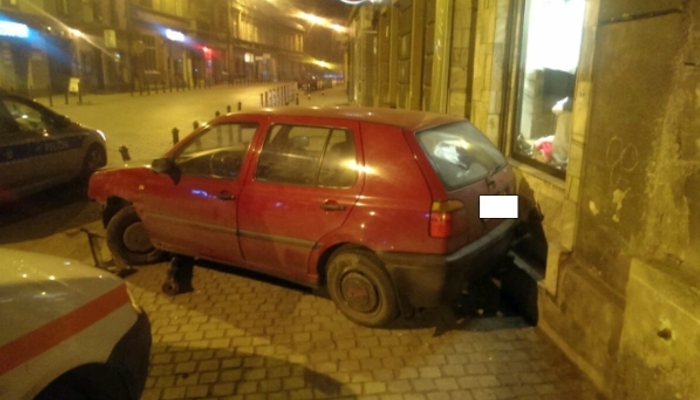 Pijany skosił słupki na chodniku. Nagrał to monitoring