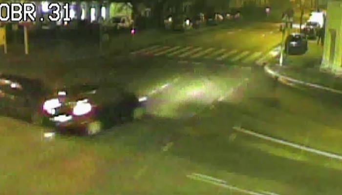 Pędził przez miasto. Zderzył się z innym autem (film z monitoringu)