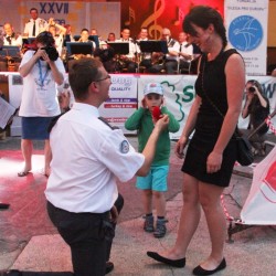 Jeden z żołnierzy Orkiestry Wojskowej w Bytomiu podczas Cantate Deo oświadczył się swej wybrance