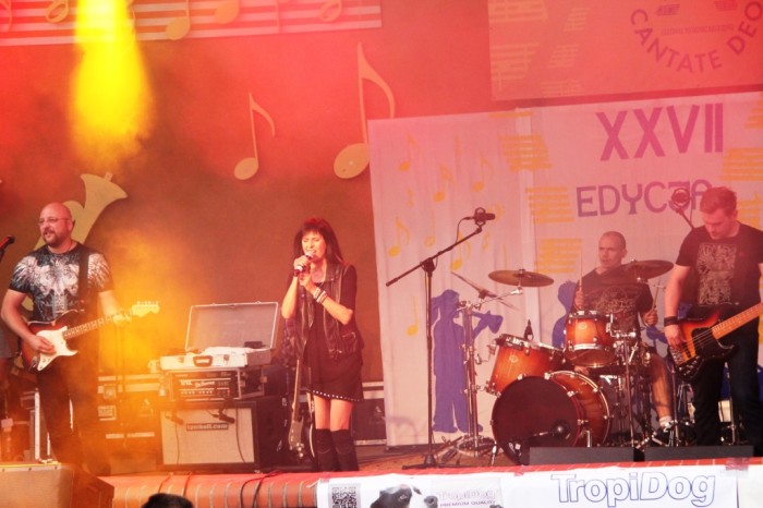 Na scenie w muszli koncertowej w Gliwicach Sośnicy koncertuje Wanda&Banda