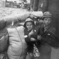 1. Fotografia z Powstania Warszawskiego sierpień 1944 autor Joachim Joachimczyk ze zbiorów Muzeum Powstania Warszwawskiego