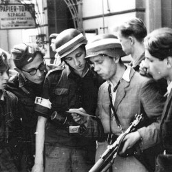 10. Powstanie Warszawskie. Powstańcy z kompanii Koszta czytają praw. niemiecką ulotkę fot. E. Lokajski 1 dekada sierpnia 1944 zbiory MPW