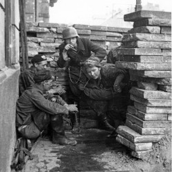 2. Fotografia z Powstania Warszawskiego. 1 września 1944 autor Joachim Joachimczyk ze zbiorów Muzeum Powstania Warszwawskiego