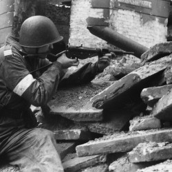 8. Fotografia z Powstania Warszawskiego. Nierozpoznany żołnierz batalionu OW KB Sokół. Autor Marian Grabski sierpień 1944 ze zbiorów MPW