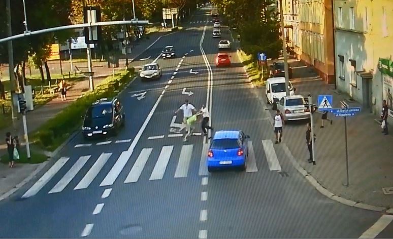 Bijatyka na środku skrzyżowania. Agresywny kierowca vw golfa (TV)