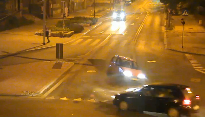 Kolizja na skrzyżowaniu w centrum miasta. Zobacz film z monitoringu