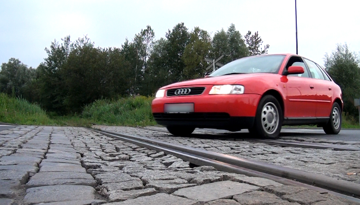 Kierowcy ostro hamują i klną. Wszystkiemu winne dziury w torowisku (TV)