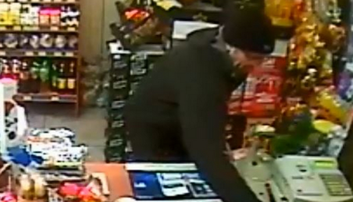 Wszedł do sklepu i ukradł… kasę fiskalną (film)