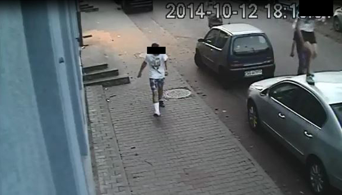 Przebiegł po samochodach. Jego ojciec się ubezpieczył od wybryków syna