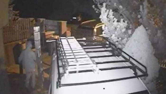 Zobacz, jak złodziej okrada garaż. Film z monitoringu