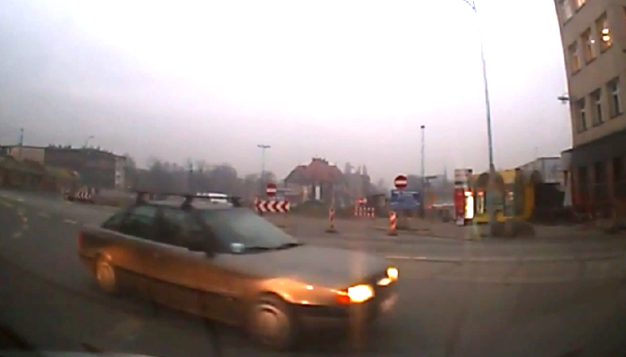 Piesi i kierowcy nic sobie nie robią z czerwonego światła (film)