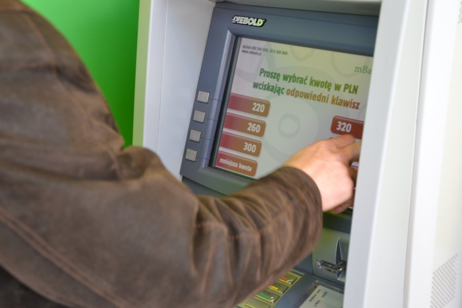 Zauważył dziwne zachowanie starszej kobiety. Podszedł do policjantów