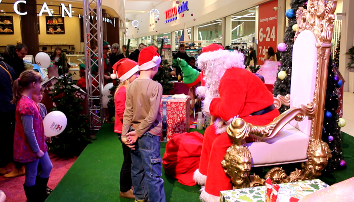 W Europie Centralnej Mikołaj wręczał prezenty. Ruszył też jarmark (TV)