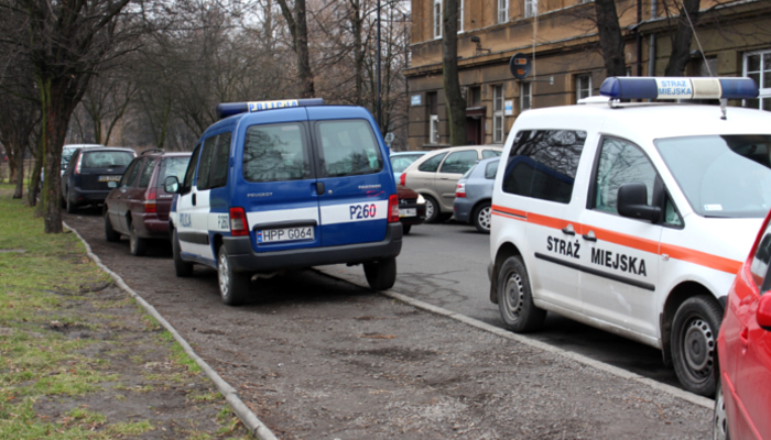 Pouczenie dla policjanta parkującego na ścieżce rowerowej