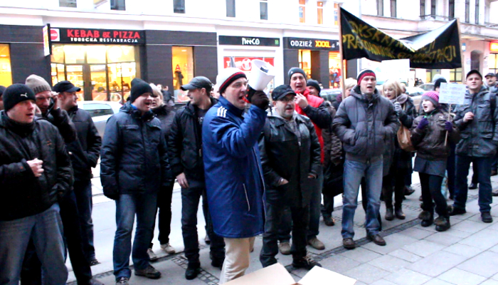 Górnicy wyszli na ulicę Zwycięstwa. Pikietowali pod biurami poselskimi (TV)