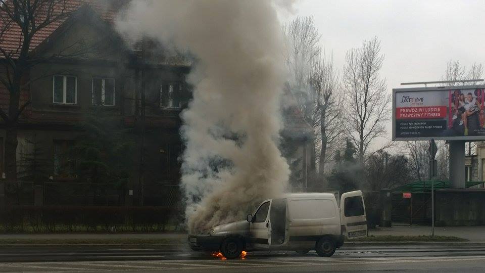 Spłonęło auto na ul. Dąbrowskiego (zdjęcia i film z monitoringu)