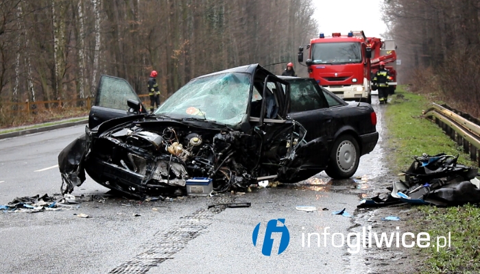 Śmiertelny wypadek na ul. Toszeckiej. Audi zderzyło się z tirem (TV)