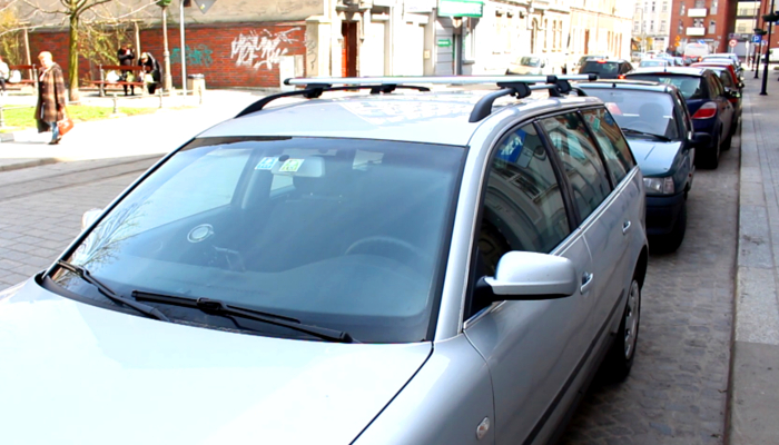 Kierowcy w Gliwicach robią to nagminnie. Grozi mandat lub odholowanie parkowanie700