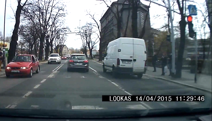 Tak dochodzi do wypadków. Nieodpowiedzialne zachowanie kierowcy