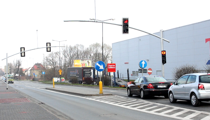 Kierowcy stoją na czerwonym, a sygnalizacja przepuszcza powietrze (TV)