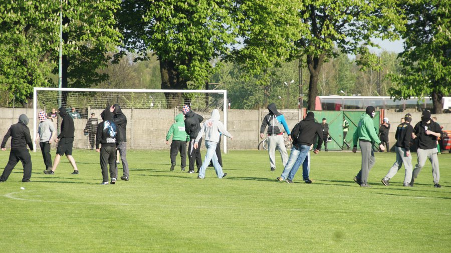 Na stadionie zginął 27-latek. Burdy w Knurowie (TV)