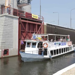 Statek pasażerski w komorze śluzy Rudziniec