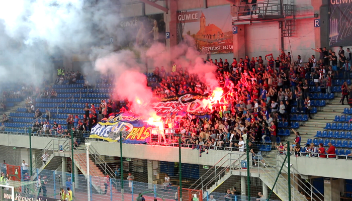 Piast przegrywa 0:3, a na trybunach pirotechnika (TV i foto)