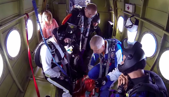 4 osoby wyskoczyły z samolotu na jednym spadochronie! Zobacz film