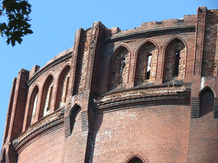 800px Gliwice wieża ciśnień przy ul. Sobieskiego ozdobny fragment muru