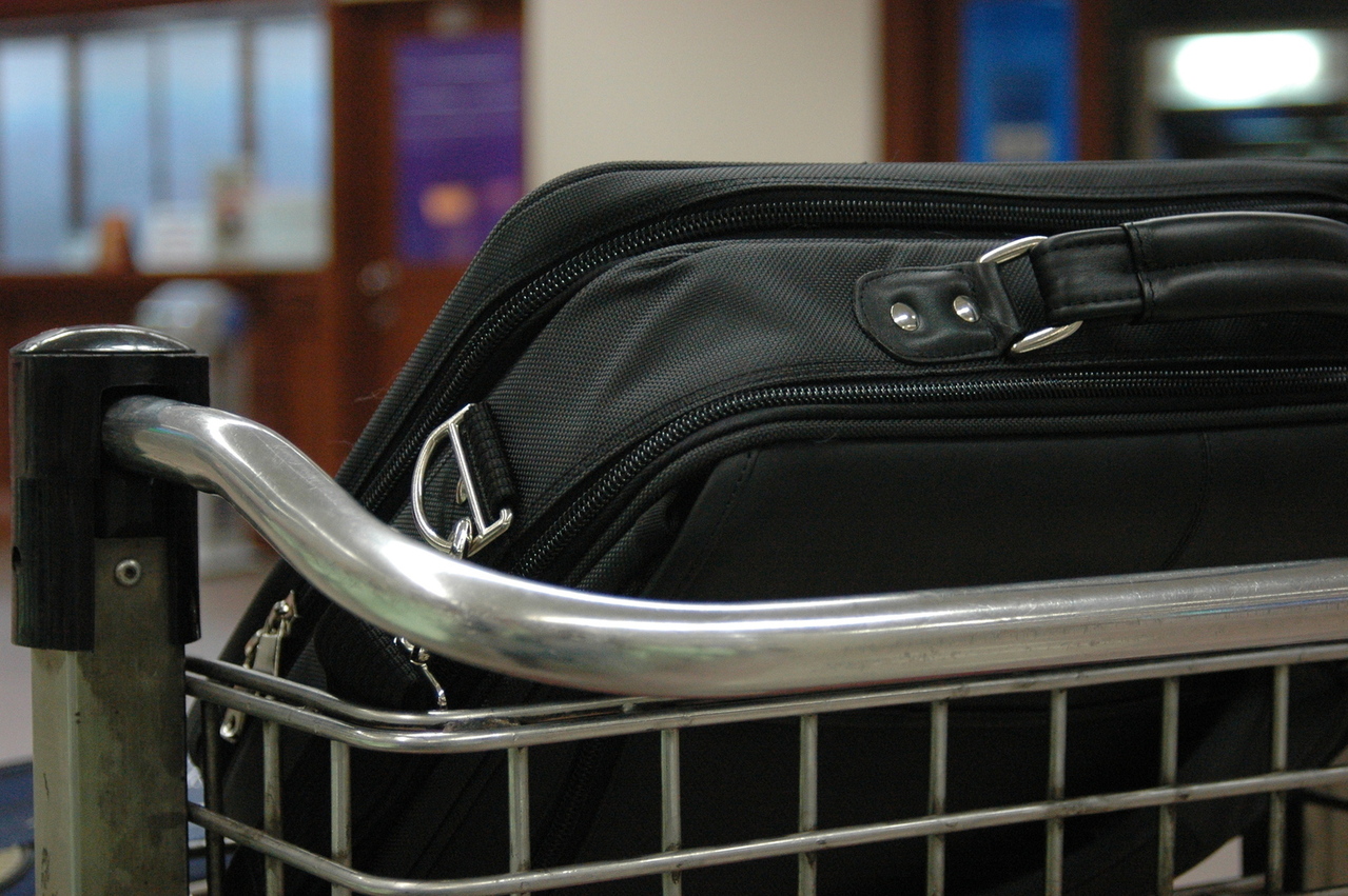 Tajemnicze walizki na stacji benzynowej. Wezwano policję