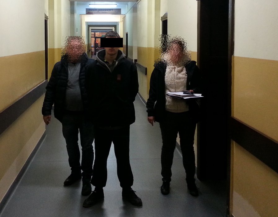 Brutalny napad na sklep. Uderzał ekspedientkę toporkiem