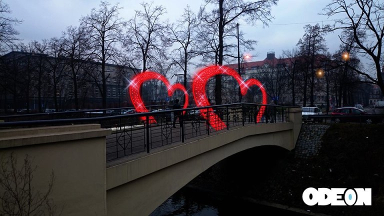 Wielkie serce na moście. Zrób sobie walentynkowe zdjęcie