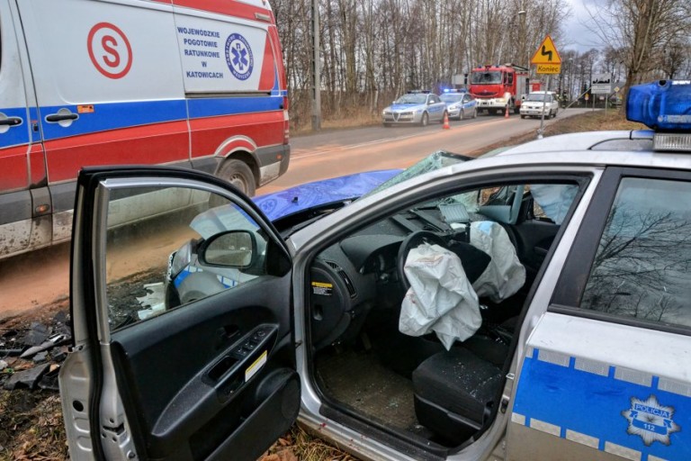 Czołówka radiowozu z audi. Trzy osoby ranne