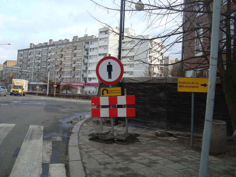 W tym miejscu piesi nagminnie wchodzą na jezdnię