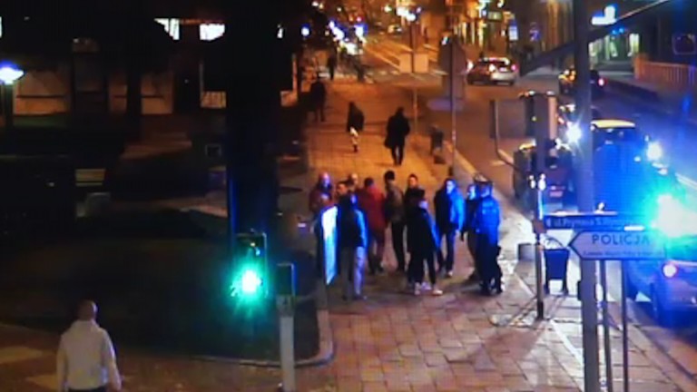 Bójka przy urzędzie miejskim. Zobacz nagranie z monitoringu