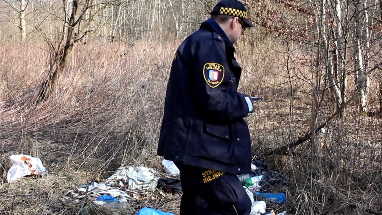 Wyrzucił śmieci „na dziko”. W odpadach były jego dane