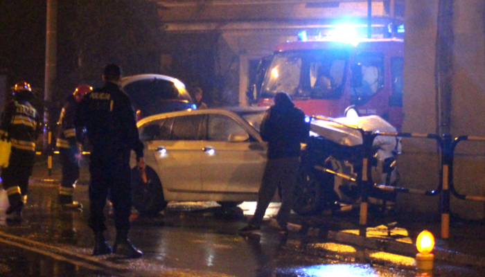 BMW prawie wbiło się w szkołę. Niebezpieczny, ostry zakręt (TV)