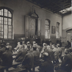 005 Kopalnia Ołowiany Szarlej górnicy modlą się w cechowni fot. arch. Muzeum w Gliwicach