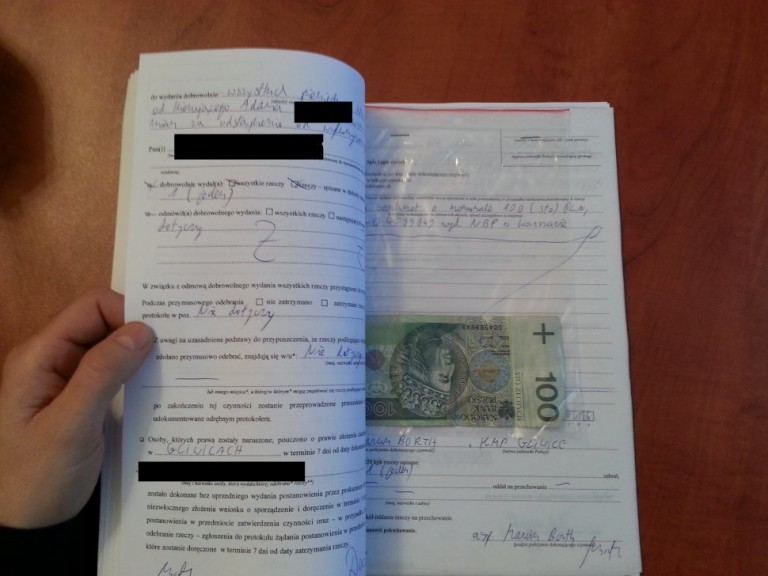 Miał dostać mandat i punkty karne. Wolał dać łapówkę policjantom