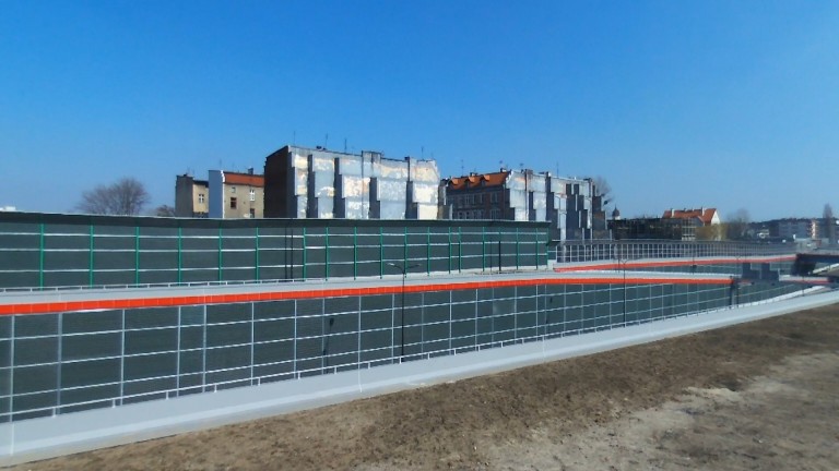 Ekrany przy DTŚ zasłaniają świat. Czy miasto może je wymienić na przezroczyste?