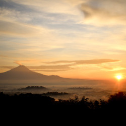 wschod slonca nad Borobudur