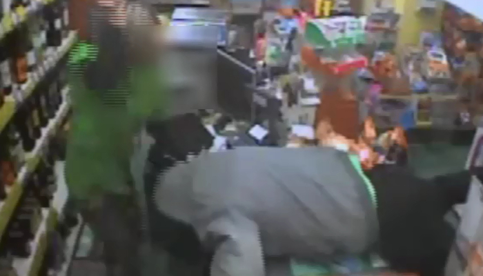 Napad na Żabkę. Policja poszukuje sprawcy. Zobacz film z monitoringu