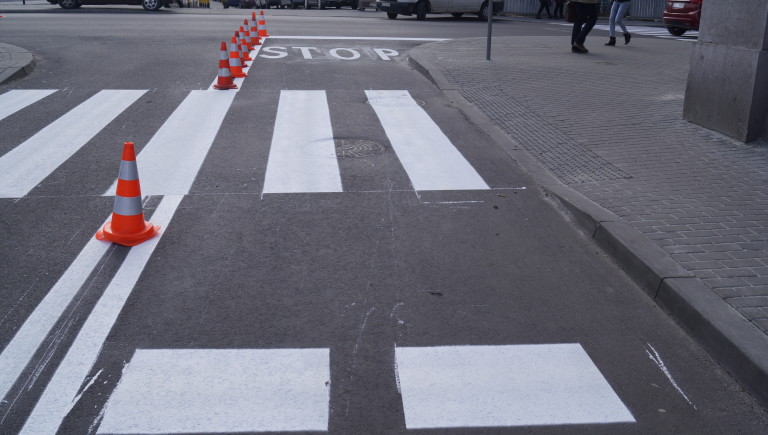 W całym mieście odnawiają oznakowanie na jezdniach