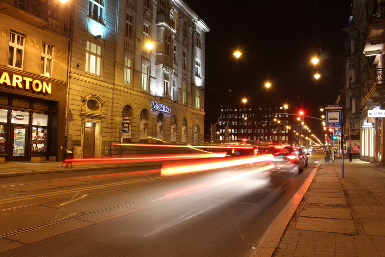 Ulice oświetlane „zimnym” światłem, a dzielnice mieszkalne „ciepłym”