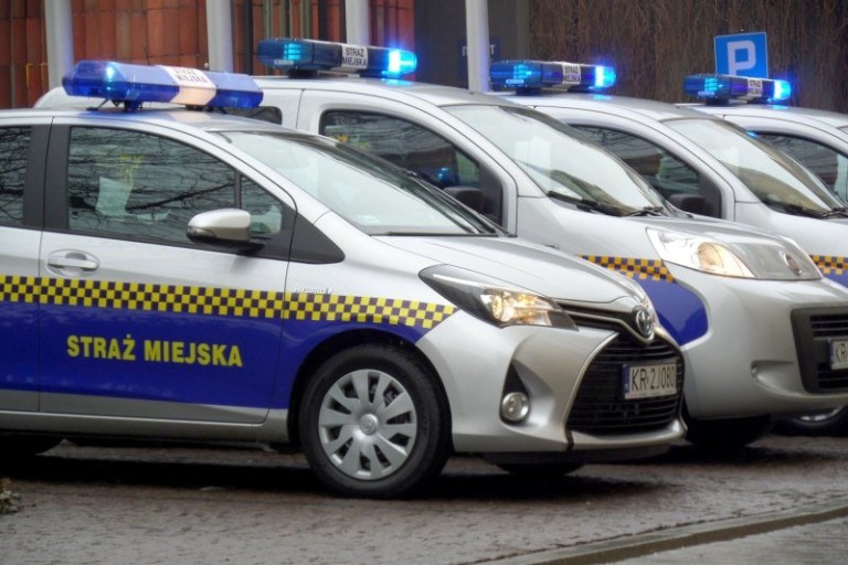 Odnaleziono dwie nastolatki z Gliwic. Spały na ławce w Krakowie