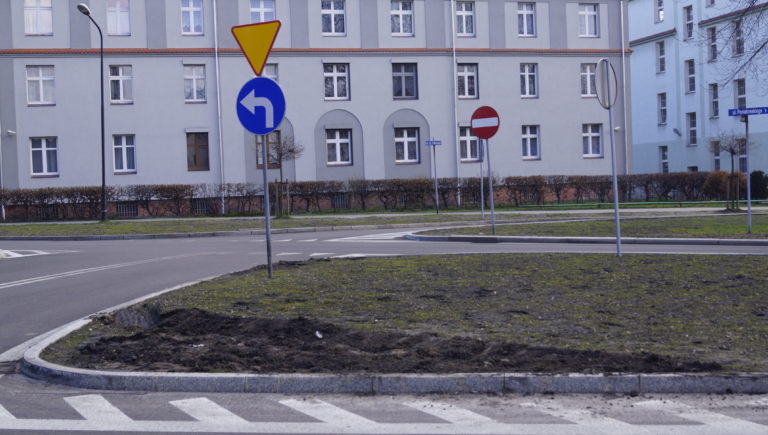 60 tys. zł na odnowienie trawników, które zniszczyli kierowcy